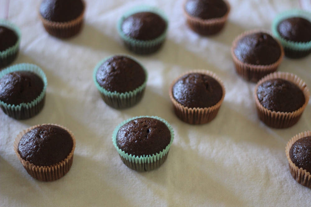 cupcake regular make powder chocolate cocoa icing  (makes buttercream 24 12 mini using to Chocolate how recipe or cupcakes)
